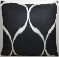 Black-Ikat Pillow ( 40 x 40 cm )