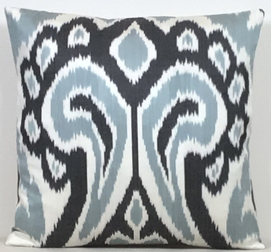 Ikat Pillow ( 40 x 40 cm )