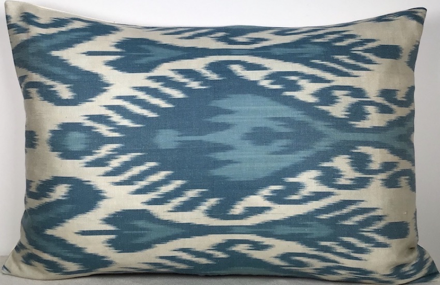 Ikat Pillow ( 40 x 60 cm )