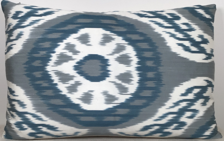 Ikat Pillow ( 40 x 60 cm )