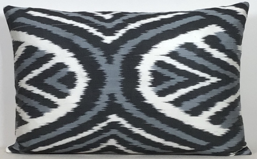 Ikat Pillow ( 40 x 60 cm )