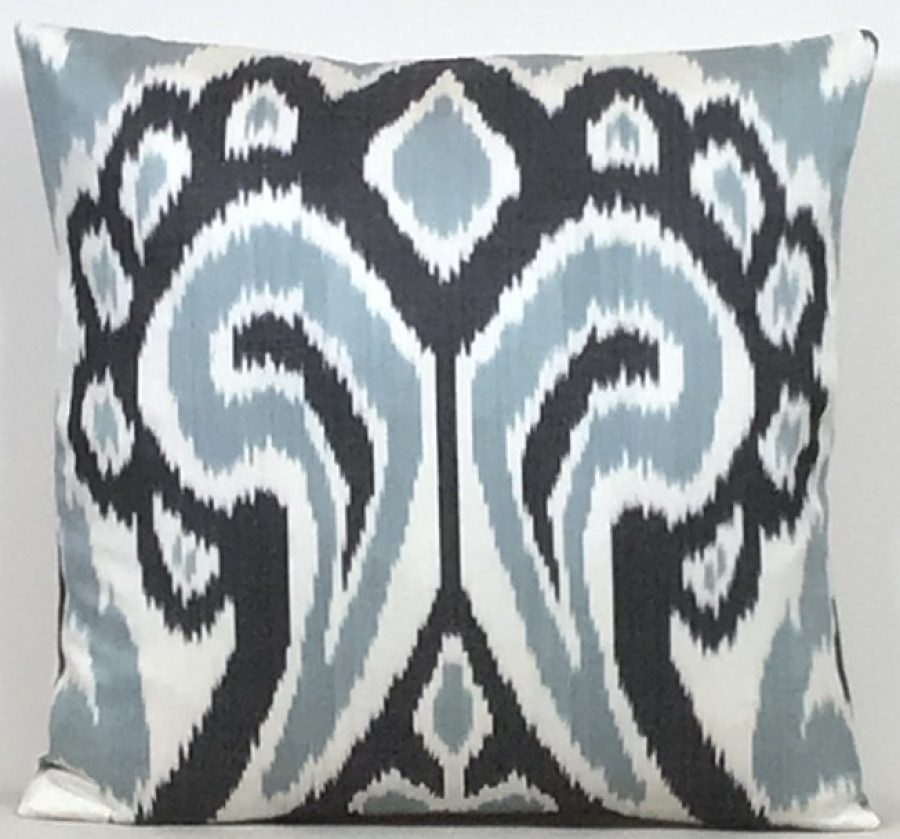 Ikat Pillow ( 40 x 40 cm )