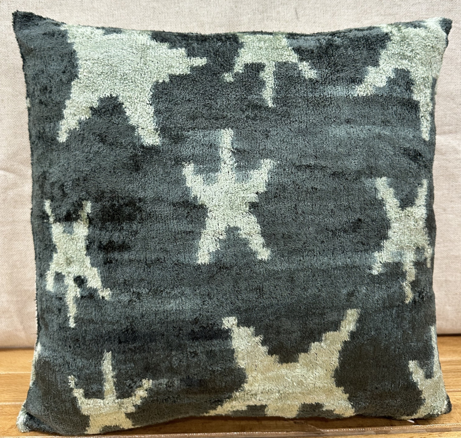 Velvet Pillow  ( 40 x 40 cm )