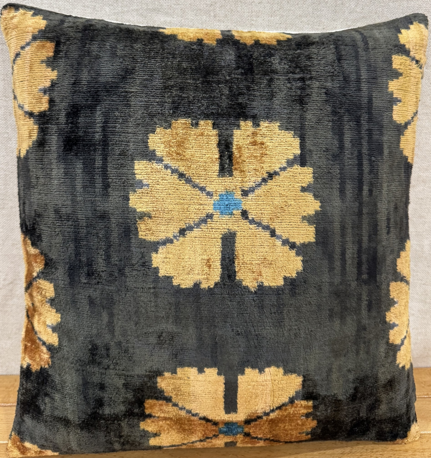 Velvet Pillow ( 40 x 40 cm )