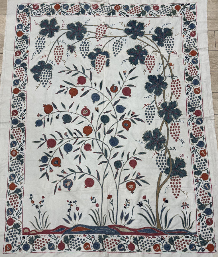Suzani (115 x 147 cm )